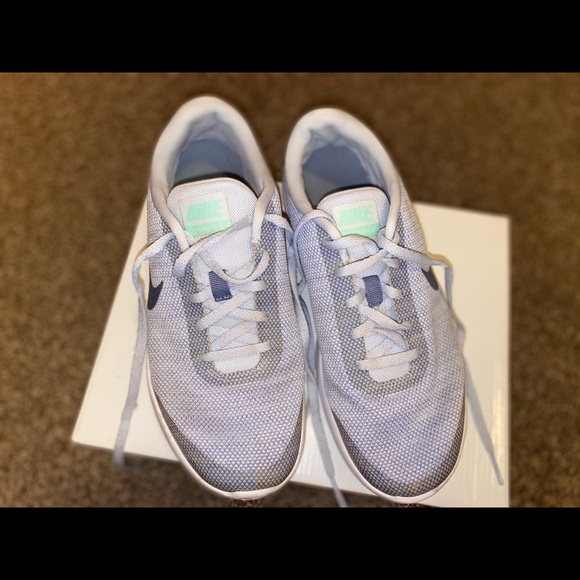 Nike FLEX running shoes dynamic heel design - Picture 3 of 9